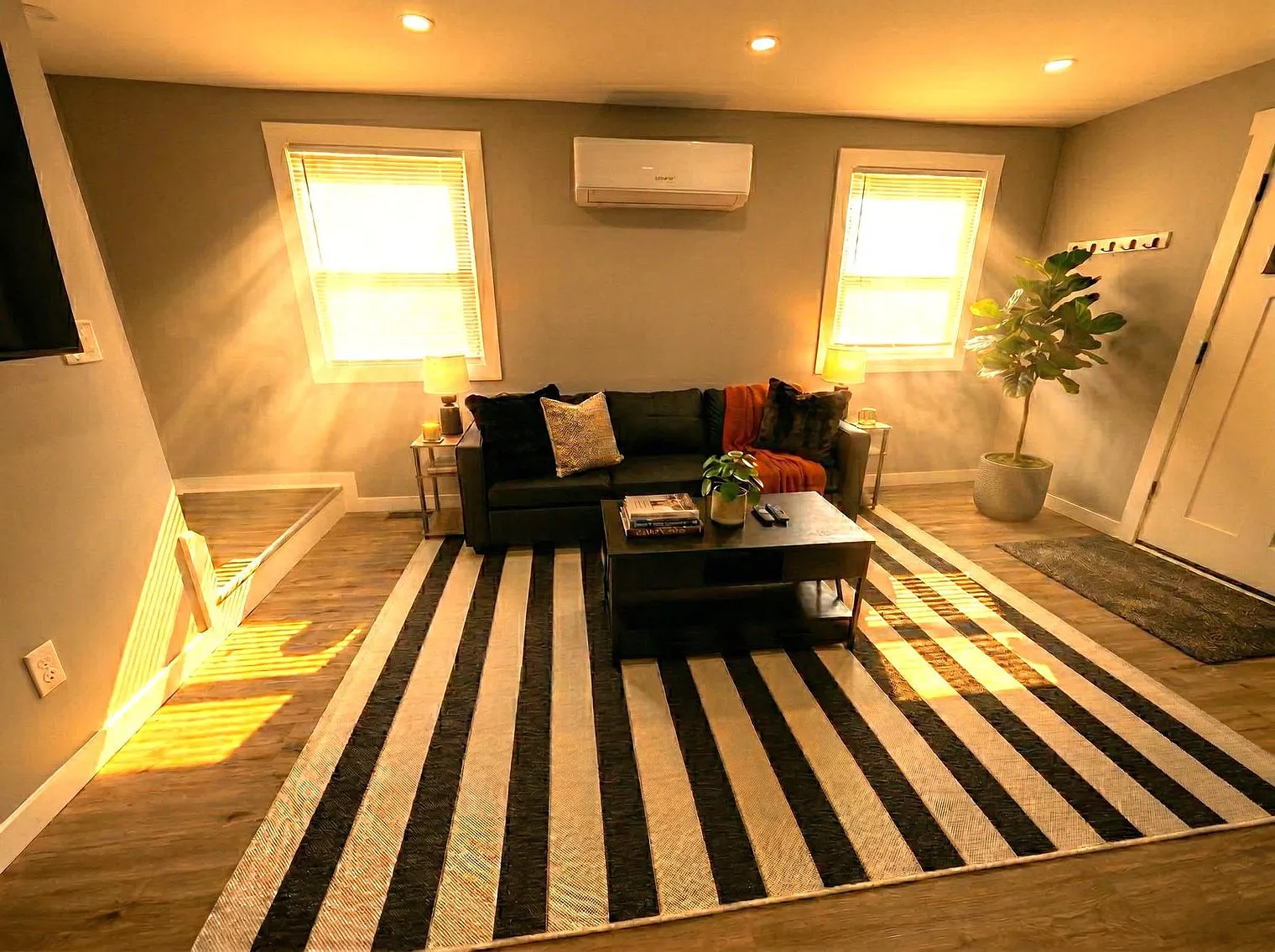 2 bed, 1.0 bath, 1291 sqft, $5,842 — Photo 3