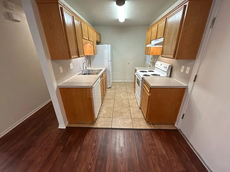 912 McDaniel Cir — Photo 5