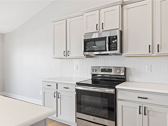 4th image of 2115 NW Reinhart Dr