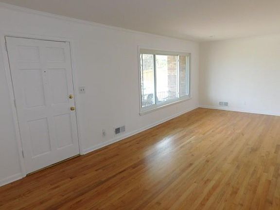 3rd image of 2407 Summerland Dr