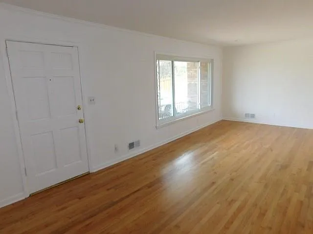 2407 Summerland Dr — Photo 3