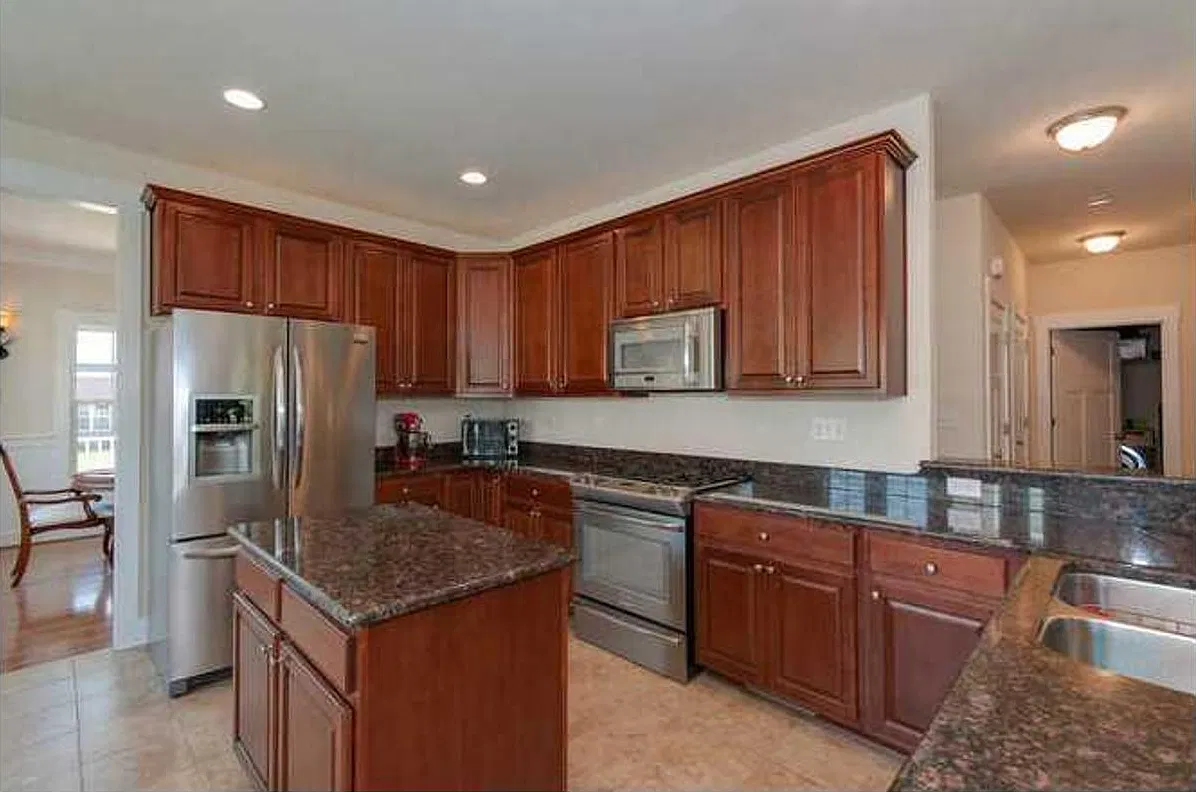 Spacious Single Family Home in Oak Breeze — Photo 3