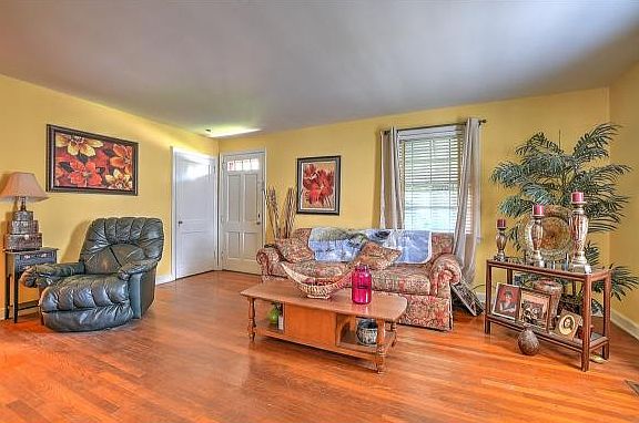 3rd image of 632 Lovedale Dr