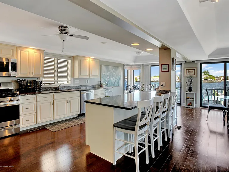 374 Aldo Dr — Photo 9