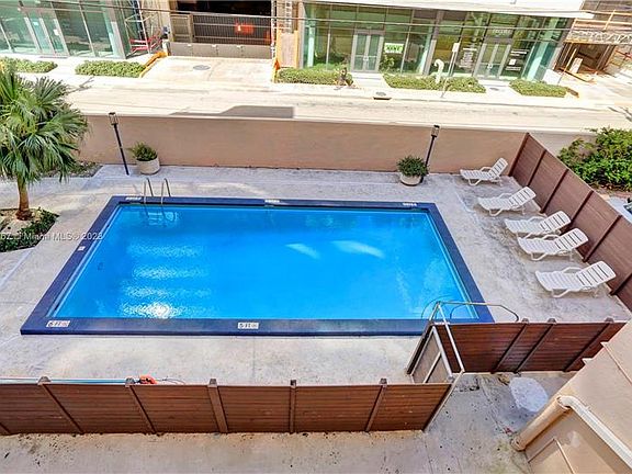 5th image of 505 NE 30th St APT 306