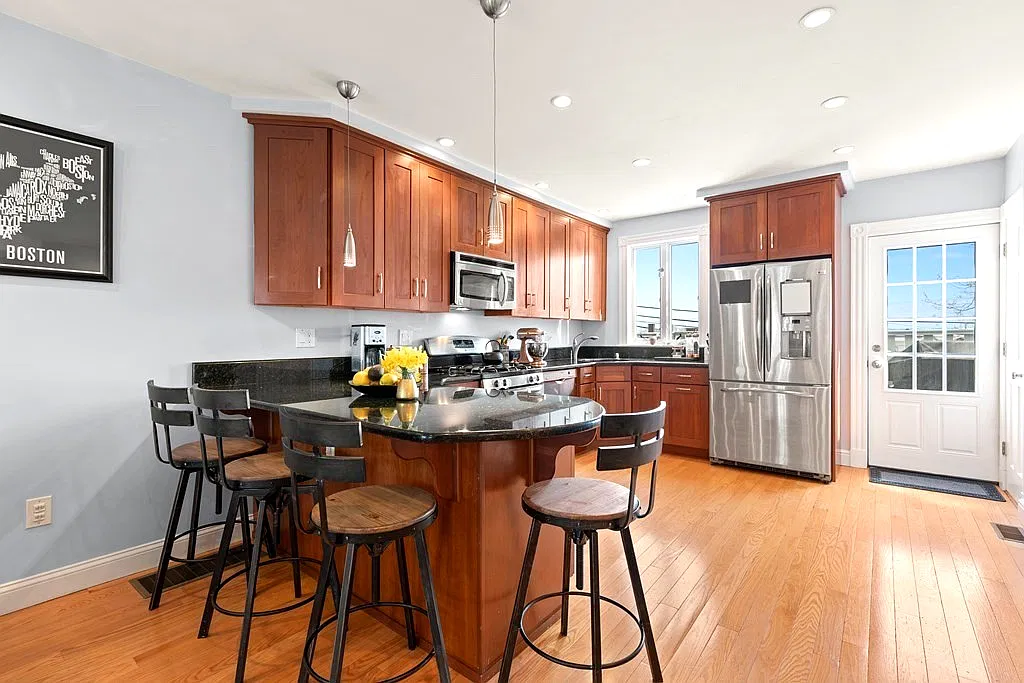 3 bed, 2.5 bath, 1200 sqft, $5,350 — Photo 3