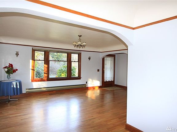 3rd image of 2260 E 64th St