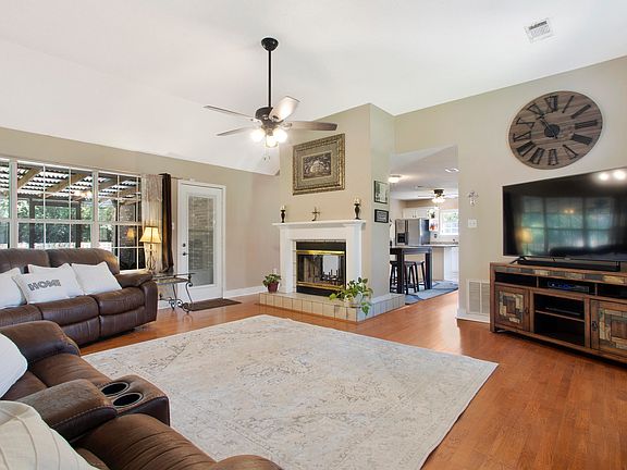 3rd image of 15070 Parkwood Dr N