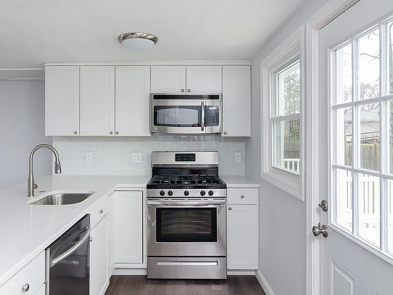 67 Rhodes Cir — Photo 3