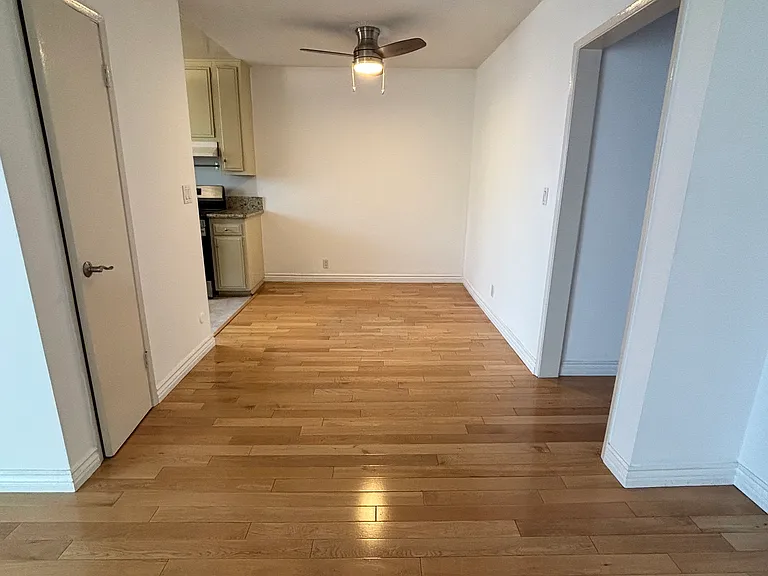 2042 N Beachwood Dr #4 — Photo 4