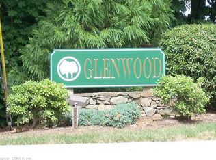 28 Greenview Ln, Milford, CT 06461