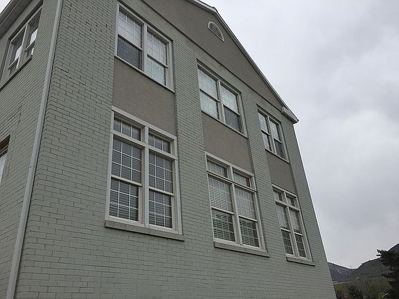 2 sets lg windows face south