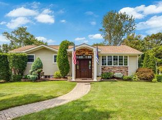 19 Manchester Dr, Bethpage, NY 11714