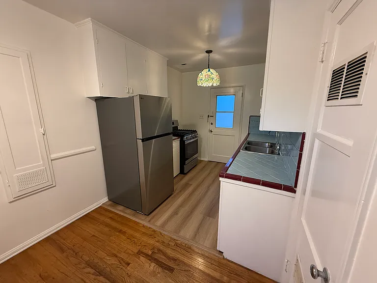 2475 N Beachwood Dr #3 — Photo 3