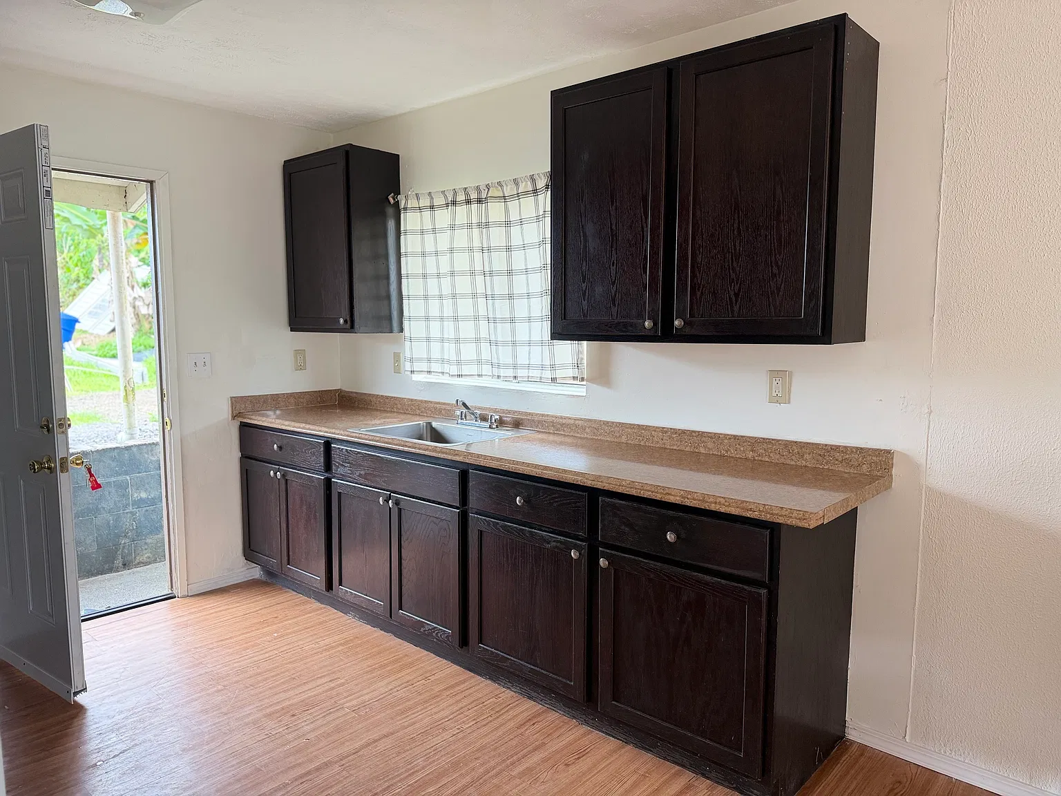 3 bed, 870 sqft, $2,100 — Photo 2