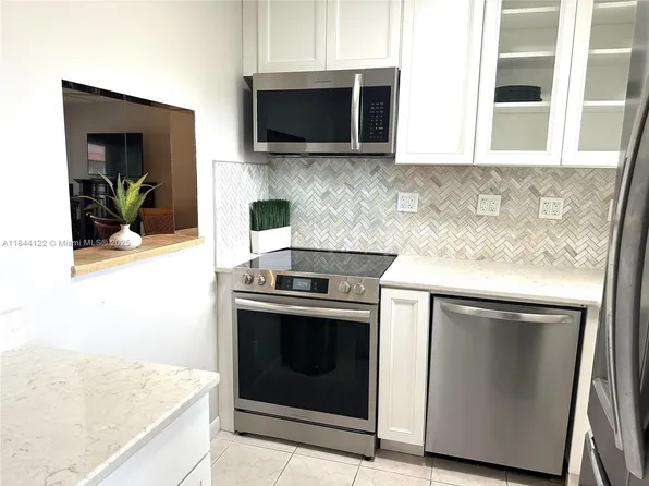 9400 Sunrise Lakes Blvd APT 305, Fort Lauderdale, FL 33322