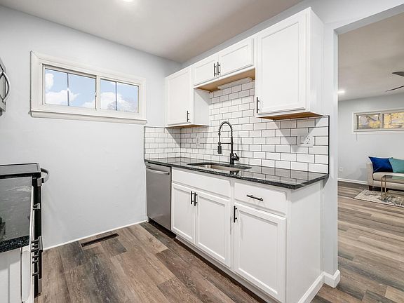 5th image of 2333 Brentnell Ave