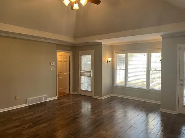 4 bed, 4.0 bath, 2590 sqft, $3,300 — Photo 2