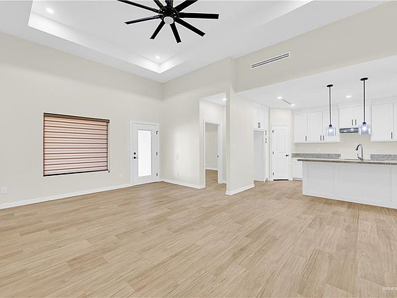 4th image of 140 Willow Cir