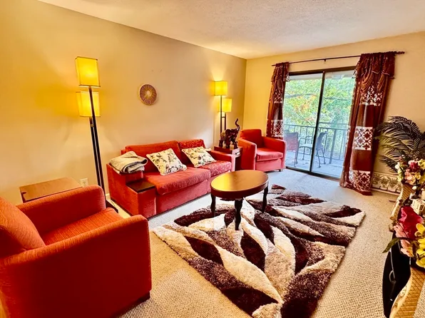 3 Greenbriar Dr APT 303, North Reading, MA 01864