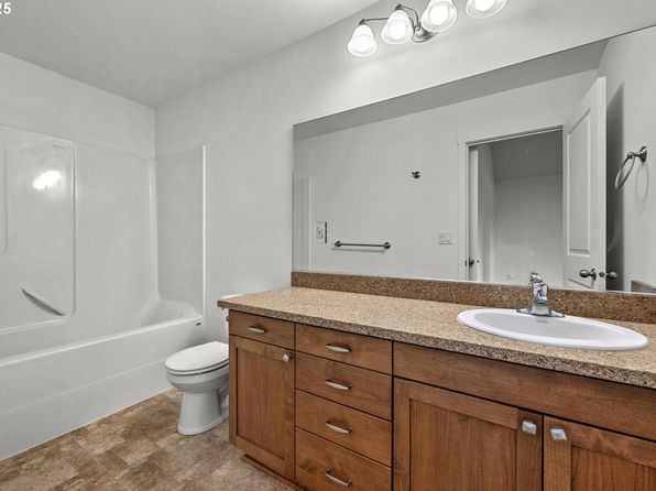 salem-oregon-2101567058 picture