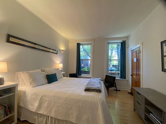 3rd image of 1026 N Wolcott Ave #1F