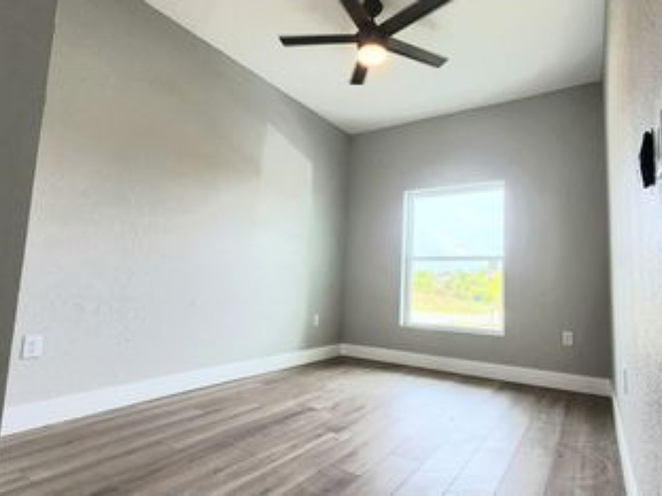 Front Bedroom - Queen bed or office