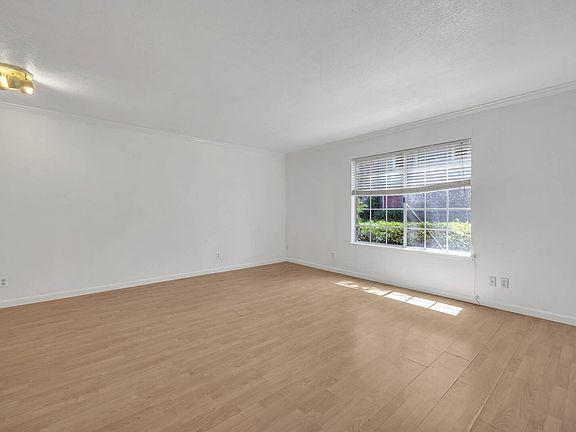 4th image of 3926 Oak Villa Cir