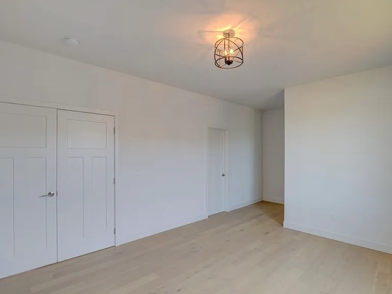 909 Washington Ave S — Photo 11