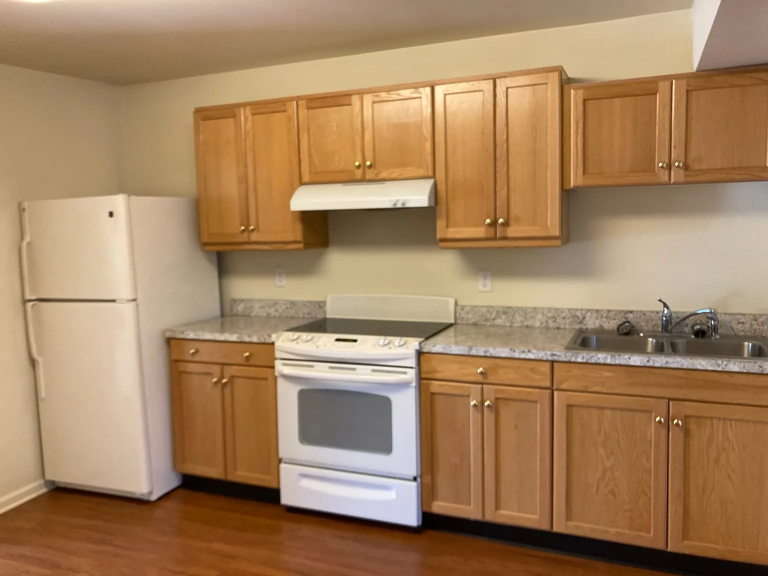 2 bed, 1000 sqft, $1,350 — Photo 2