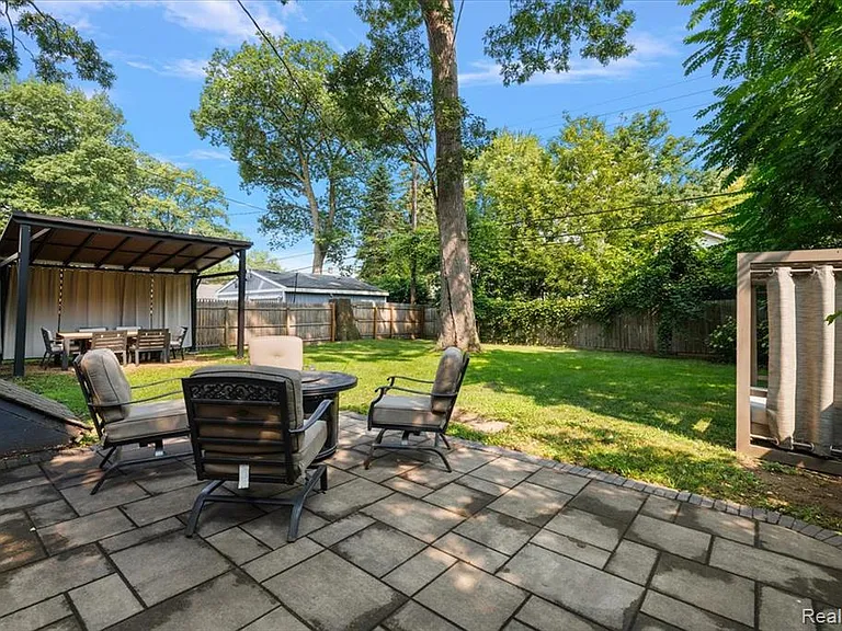 529 Hawthorn Ave — Photo 8