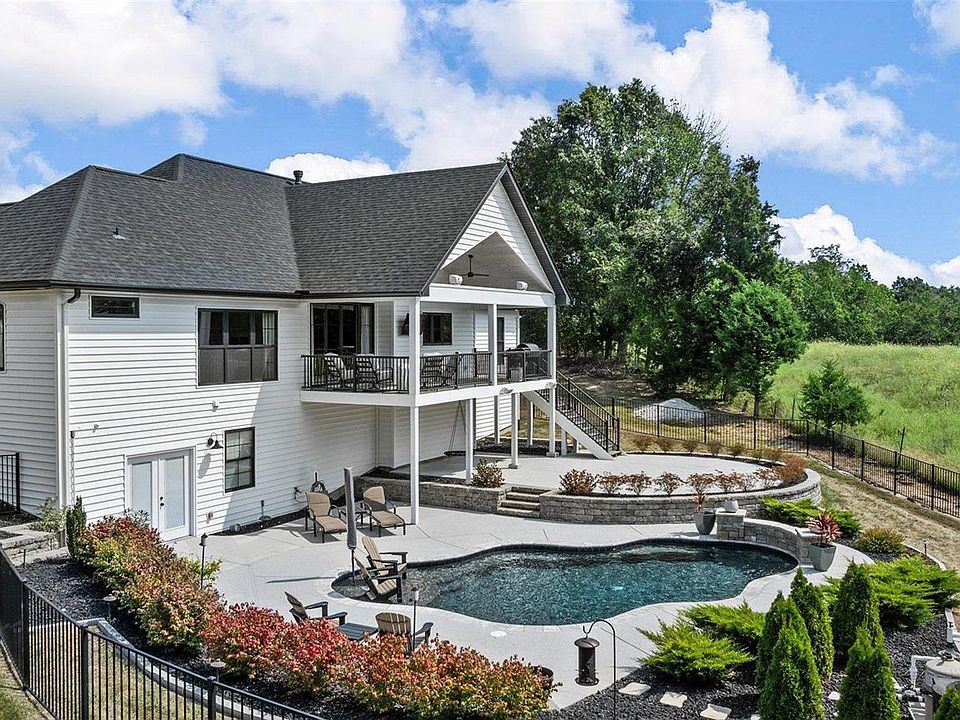 1st image of 110 Pine Lake Dr