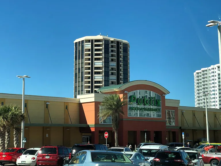 Publix 5 minute drive away!