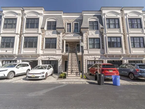 19 Marquis Ct, Edgewater, NJ 07020