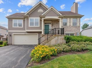 921 Emerald Dr, Hampshire, IL 60140