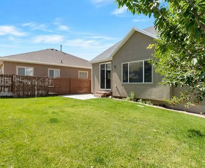 1848 W Woodview Dr — Photo 26