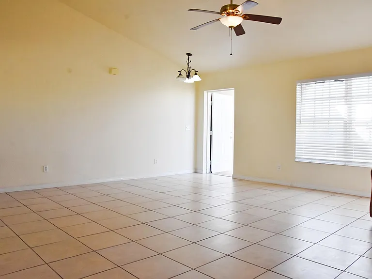2313 NW 5th St — Photo 16