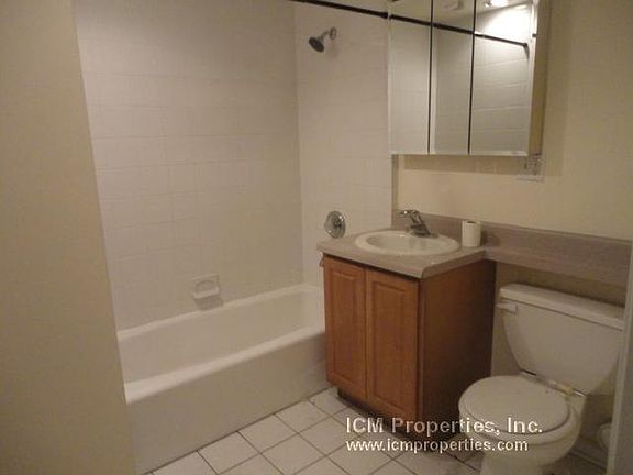 5th image of 2454 N Southport Ave #J