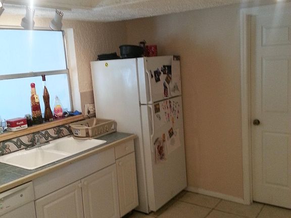 4th image of 313 NE Floresta Drive