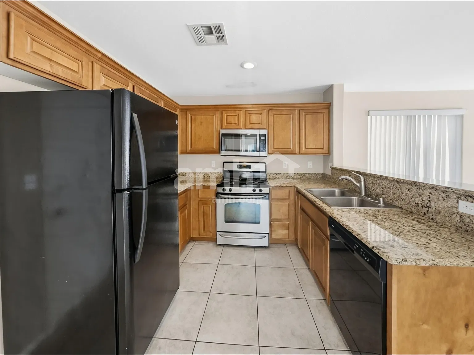3 bed, 2.5 bath, 1758 sqft, $2,185 — Photo 3
