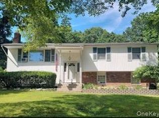 42 Noahs Path, Rocky Point, NY 11778