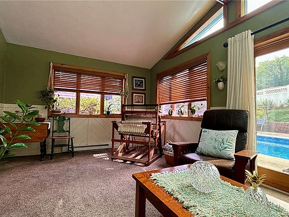 4th image of 1095 3rd St