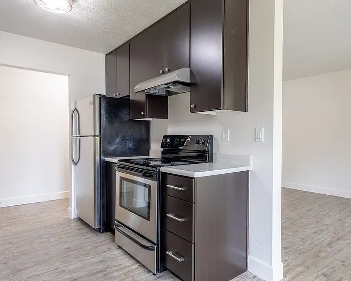 Beverly Grove Apartments — Photo 36