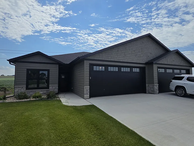 414 N Almond Ave — Photo 1