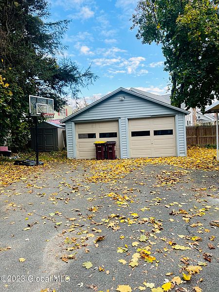 3rd image of 250 Hampton Avenue