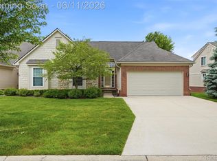 28101 Tremonte Dr #72, New Hudson, MI 48165