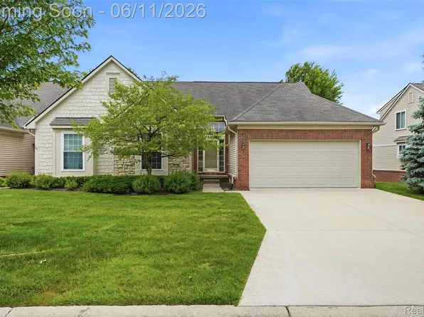 28101 Tremonte Dr #72, New Hudson, MI 48165