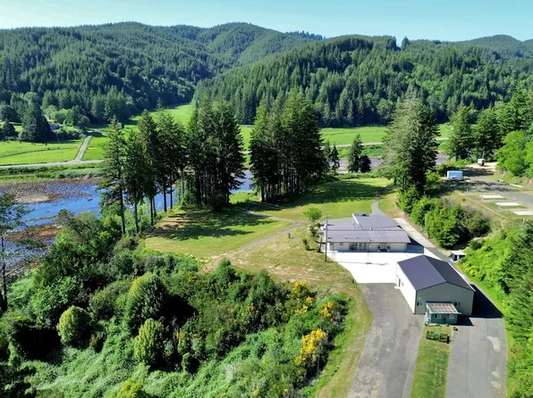 94475 Golf Course Ln, North Bend, OR 97459