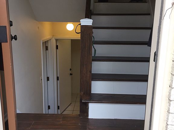 Side entrance stair case