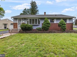 5 Shelburne Dr, Ewing, NJ 08638